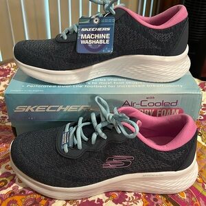 NWT Skechers Skech-lite with air-cooled memory foam women’s sneakers! Size 8.5